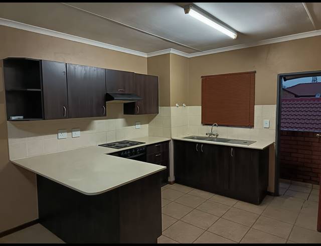 2 BEDROOM TOWNHOUSE TO LET IN MEYERTON CENTRAL